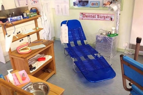 Nurseries playing at going to the dentists